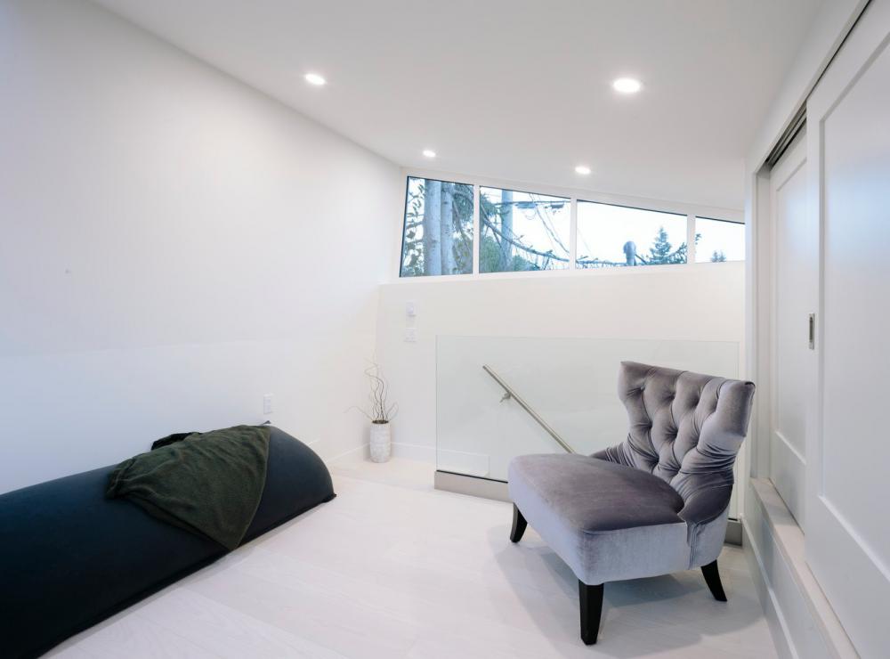 บ้านแนวโมเดิร์นร่วมสมัยภายนอกสีดำภายในสีขาว