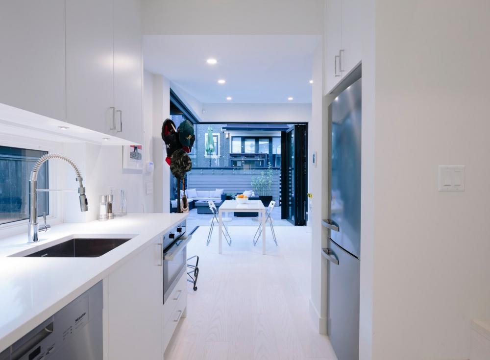 บ้านแนวโมเดิร์นร่วมสมัยภายนอกสีดำภายในสีขาว