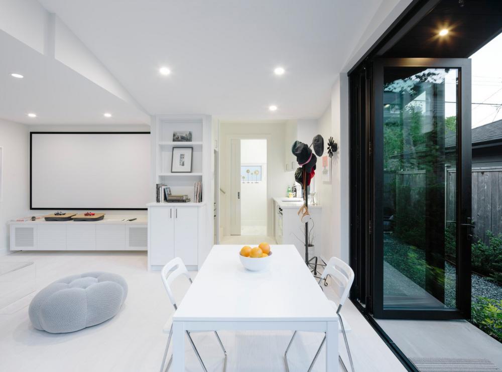 บ้านแนวโมเดิร์นร่วมสมัยภายนอกสีดำภายในสีขาว