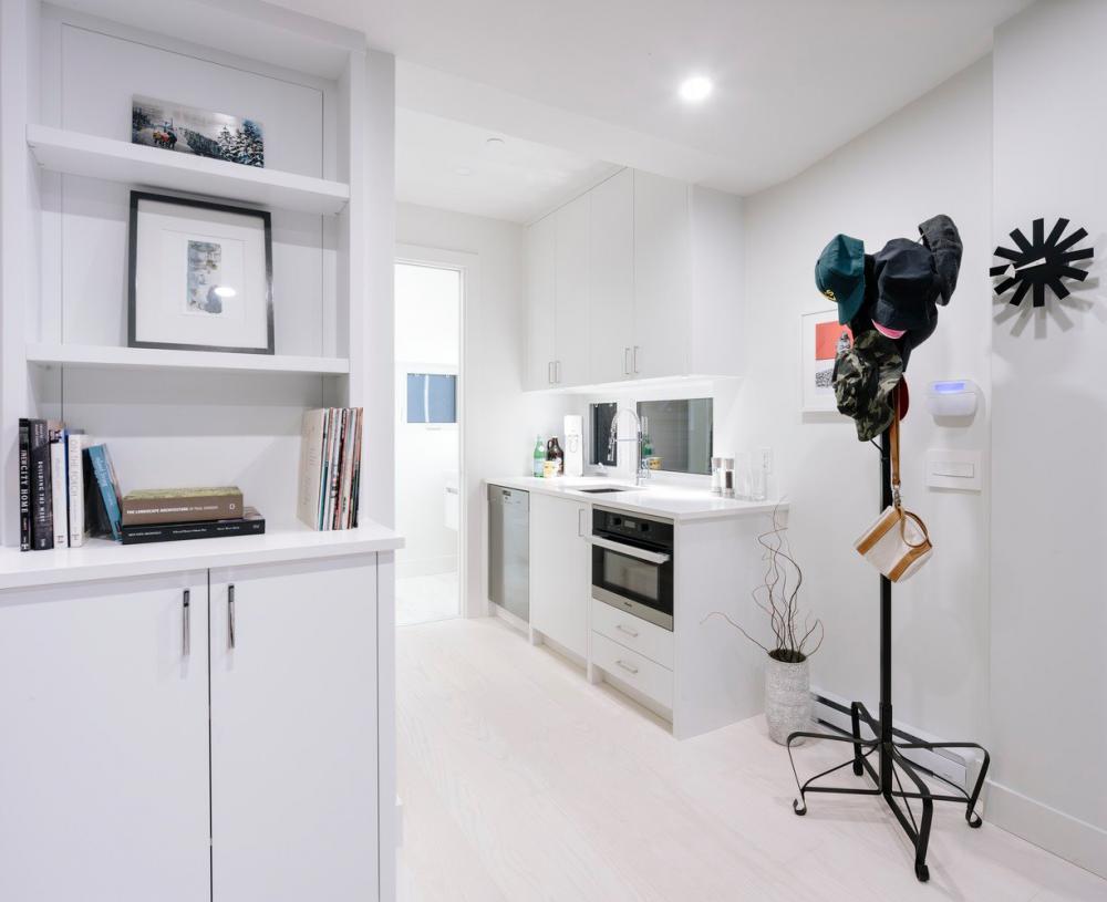 บ้านแนวโมเดิร์นร่วมสมัยภายนอกสีดำภายในสีขาว