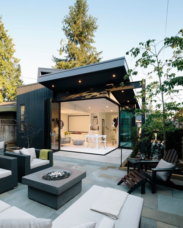 บ้านแนวโมเดิร์นร่วมสมัยภายนอกสีดำภายในสีขาว