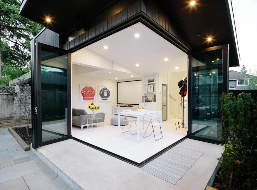 บ้านแนวโมเดิร์นร่วมสมัยภายนอกสีดำภายในสีขาว