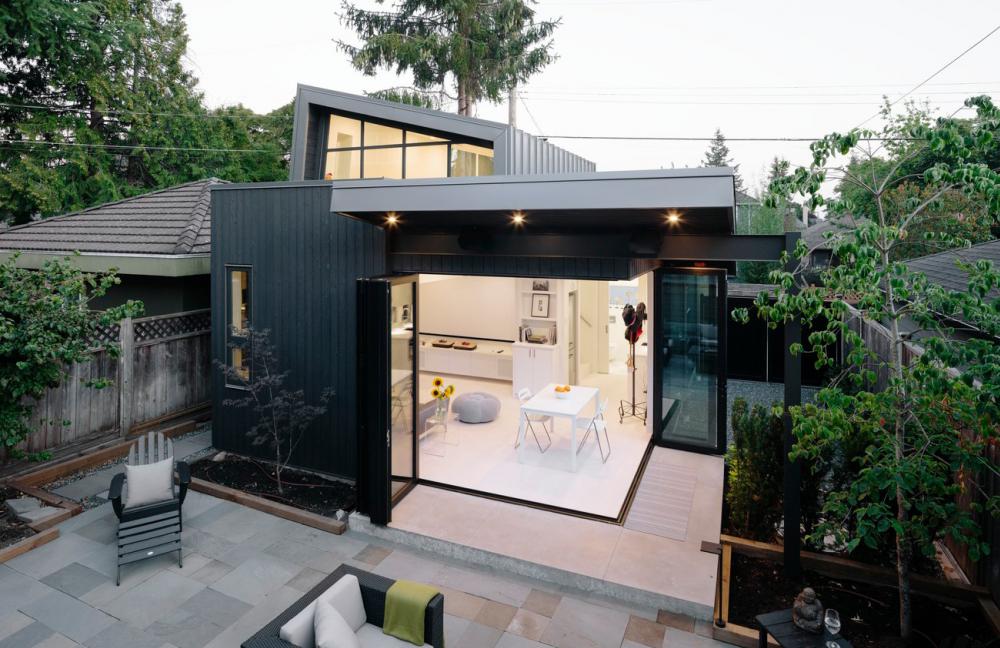 บ้านแนวโมเดิร์นร่วมสมัยภายนอกสีดำภายในสีขาว