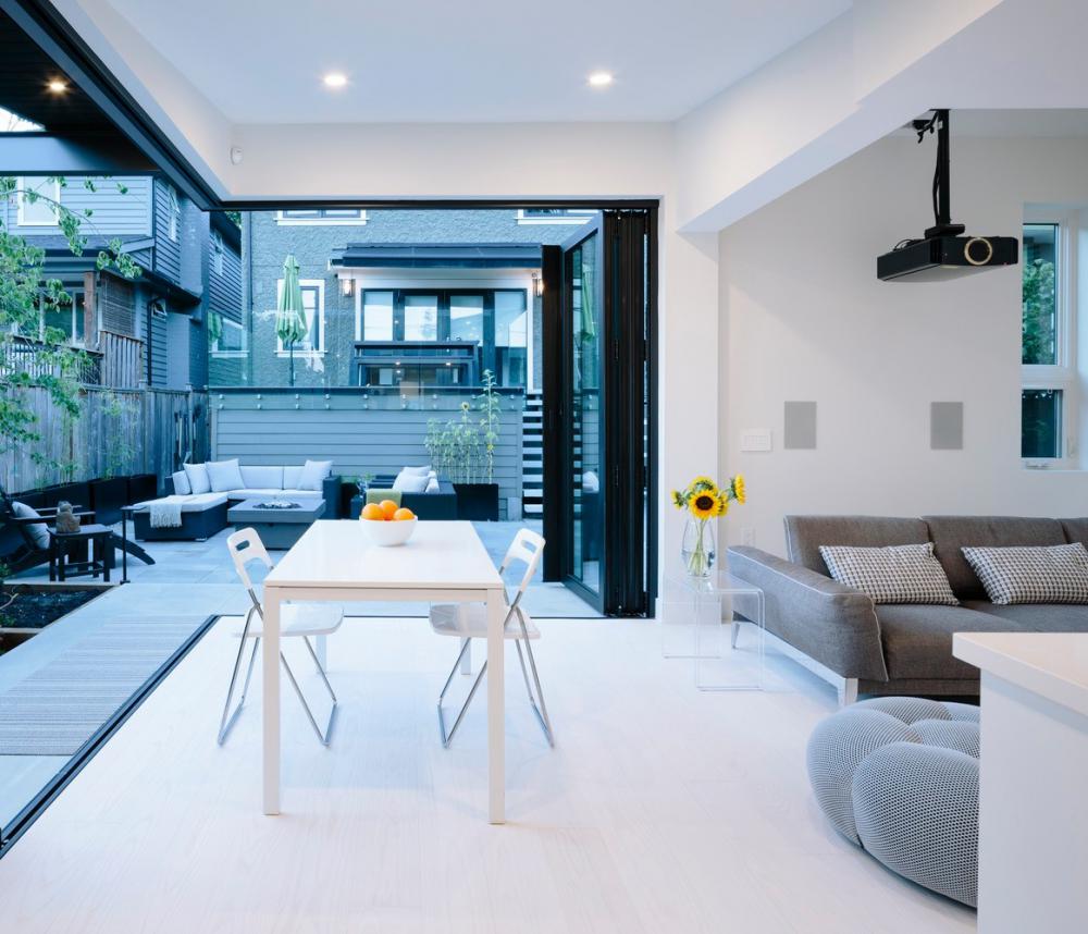 บ้านแนวโมเดิร์นร่วมสมัยภายนอกสีดำภายในสีขาว