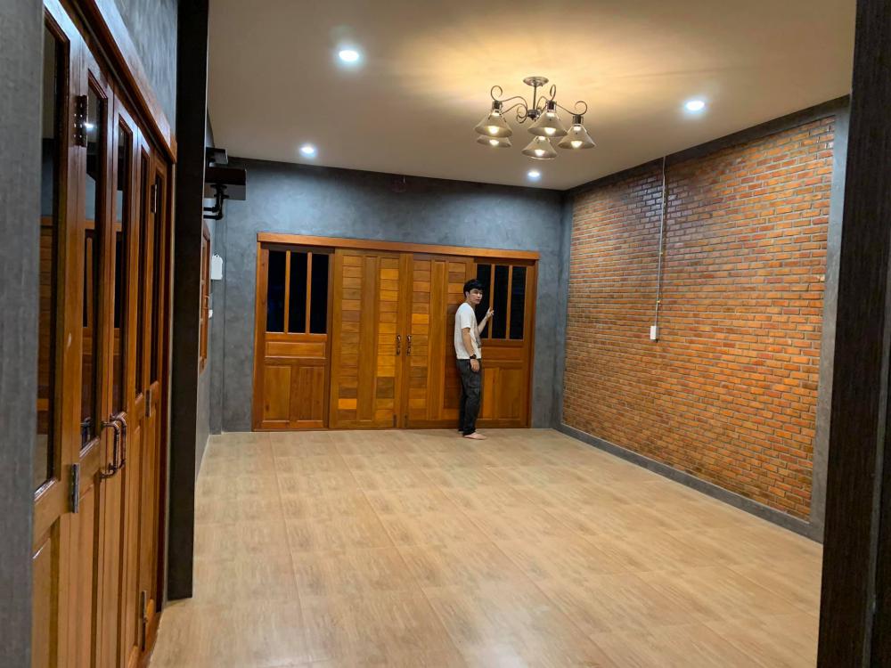 บ้านสวนสไตล์โมเดิร์นผสนมลอฟท์ โชว์ลายอิฐ ให้อารมณ์ผ่อนคลาย