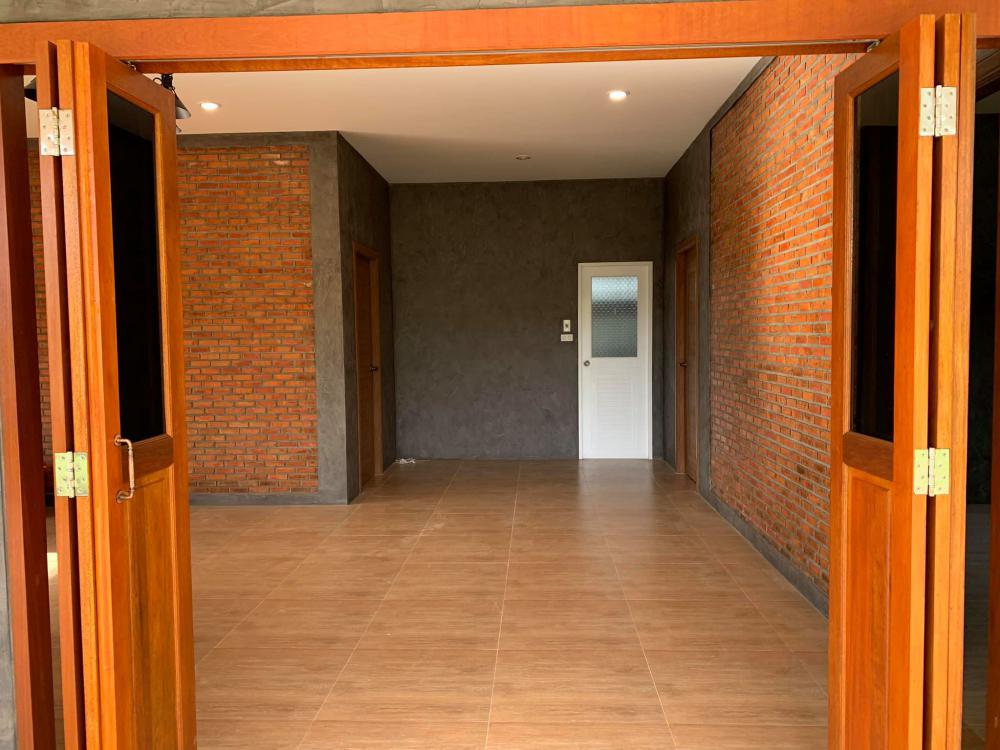 บ้านสวนสไตล์โมเดิร์นผสนมลอฟท์ โชว์ลายอิฐ ให้อารมณ์ผ่อนคลาย