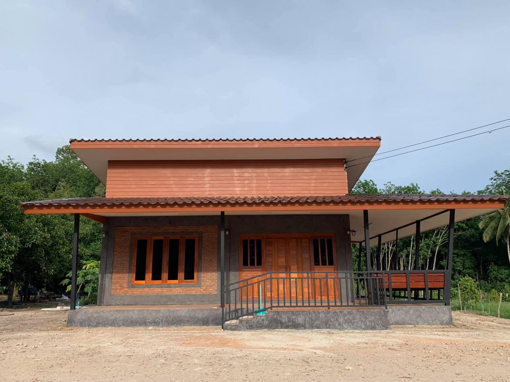 บ้านสวนสไตล์โมเดิร์นผสนมลอฟท์ โชว์ลายอิฐ ให้อารมณ์ผ่อนคลาย