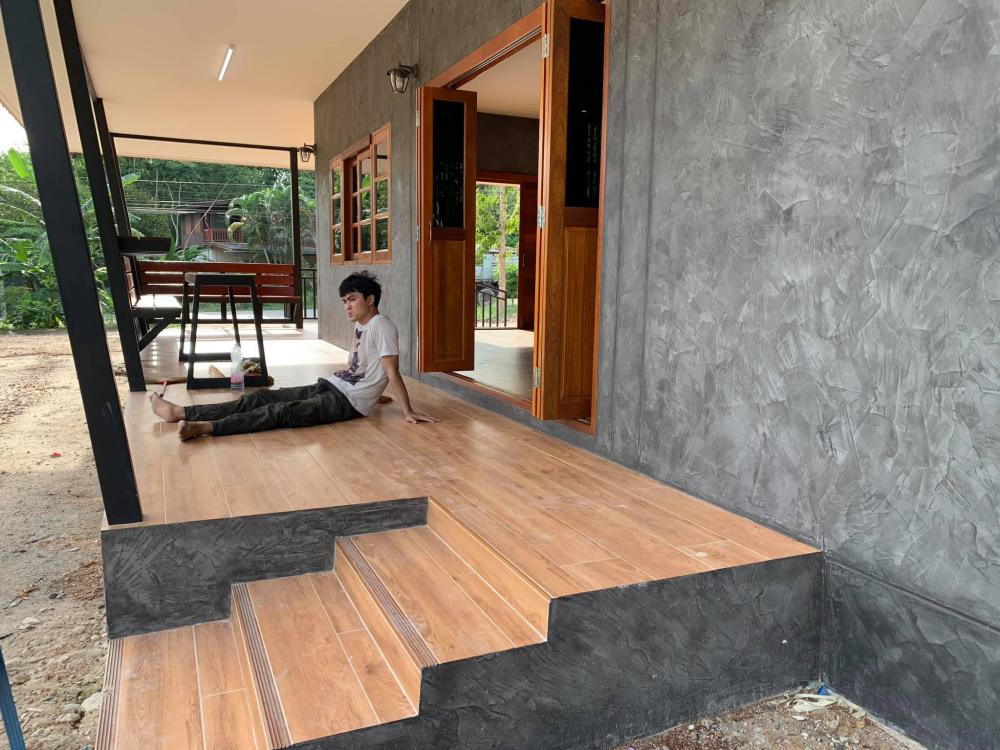 บ้านสวนสไตล์โมเดิร์นผสนมลอฟท์ โชว์ลายอิฐ ให้อารมณ์ผ่อนคลาย