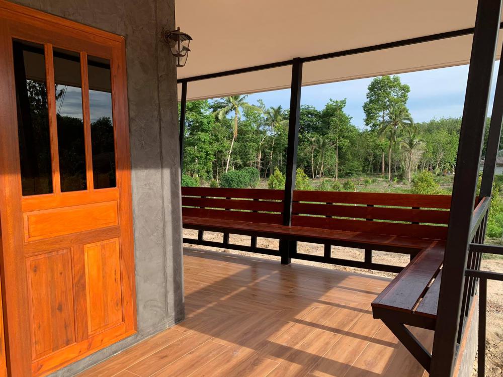 บ้านสวนสไตล์โมเดิร์นผสนมลอฟท์ โชว์ลายอิฐ ให้อารมณ์ผ่อนคลาย