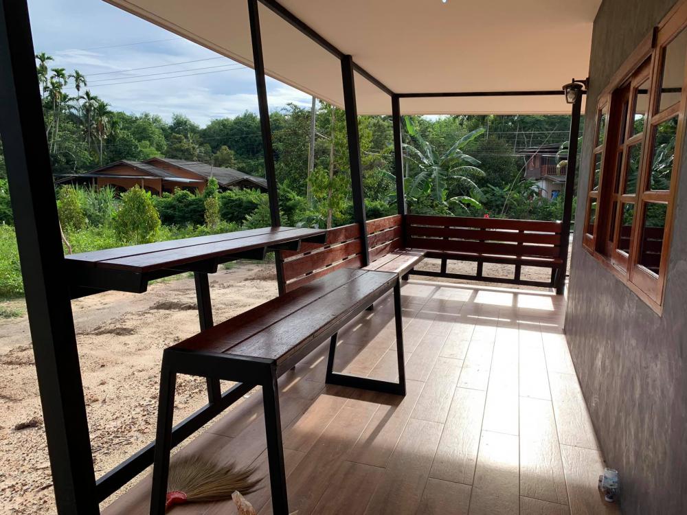 บ้านสวนสไตล์โมเดิร์นผสนมลอฟท์ โชว์ลายอิฐ ให้อารมณ์ผ่อนคลาย