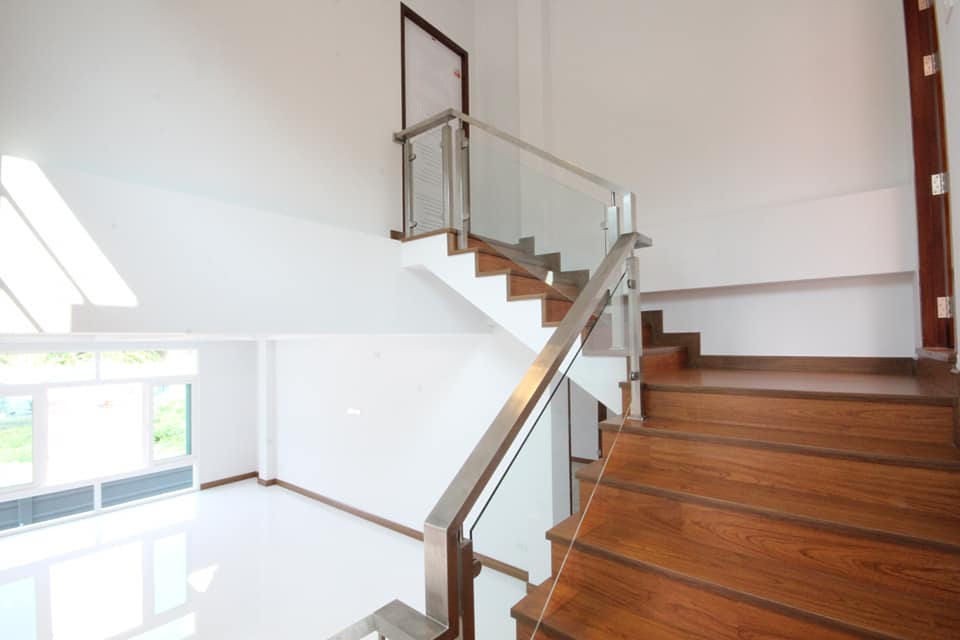 มาชมบ้านพักอาศัย ชั้นครึ่ง แนวโมเดิร์น 3 ห้องนอน 4 ห้องน้ำ 2 ที่จอดรถ ราคาประมาณ 3.10 ล้านบาท