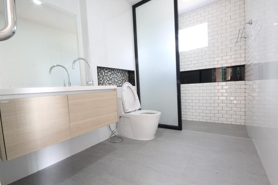 มาชมบ้านพักอาศัย ชั้นครึ่ง แนวโมเดิร์น 3 ห้องนอน 4 ห้องน้ำ 2 ที่จอดรถ ราคาประมาณ 3.10 ล้านบาท