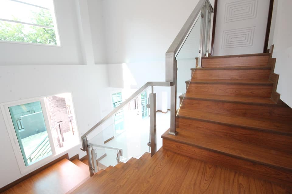 มาชมบ้านพักอาศัย ชั้นครึ่ง แนวโมเดิร์น 3 ห้องนอน 4 ห้องน้ำ 2 ที่จอดรถ ราคาประมาณ 3.10 ล้านบาท