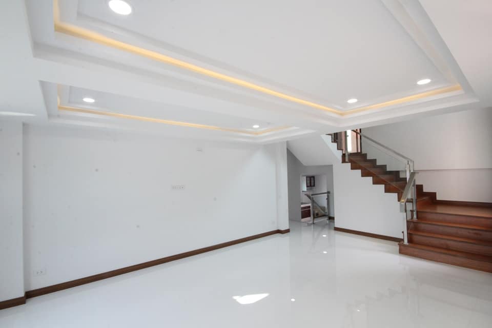 มาชมบ้านพักอาศัย ชั้นครึ่ง แนวโมเดิร์น 3 ห้องนอน 4 ห้องน้ำ 2 ที่จอดรถ ราคาประมาณ 3.10 ล้านบาท