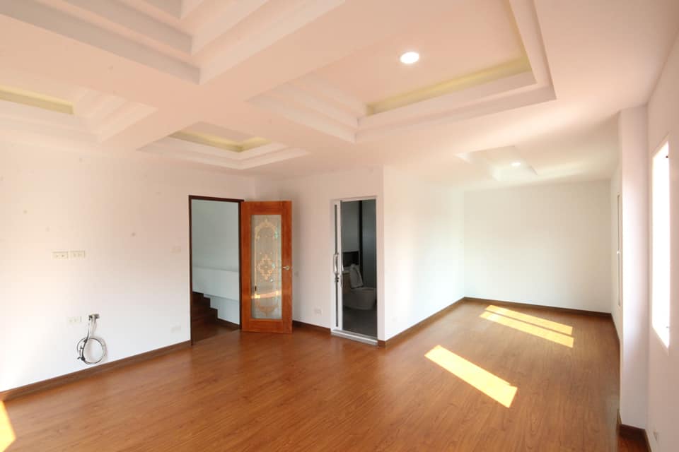 มาชมบ้านพักอาศัย ชั้นครึ่ง แนวโมเดิร์น 3 ห้องนอน 4 ห้องน้ำ 2 ที่จอดรถ ราคาประมาณ 3.10 ล้านบาท