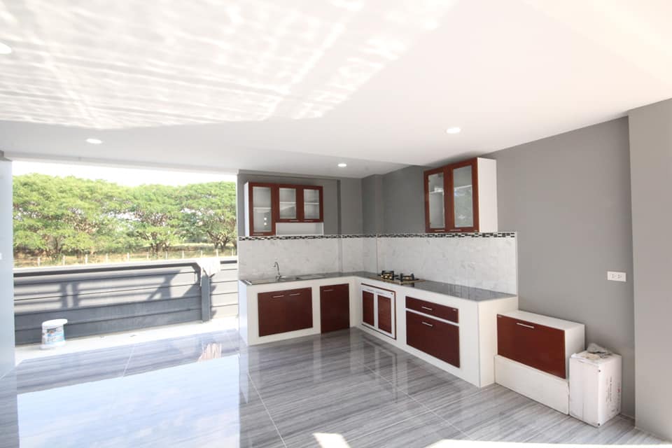 มาชมบ้านพักอาศัย ชั้นครึ่ง แนวโมเดิร์น 3 ห้องนอน 4 ห้องน้ำ 2 ที่จอดรถ ราคาประมาณ 3.10 ล้านบาท