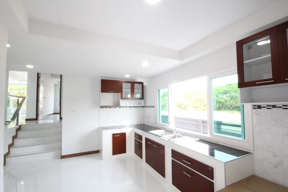 มาชมบ้านพักอาศัย ชั้นครึ่ง แนวโมเดิร์น 3 ห้องนอน 4 ห้องน้ำ 2 ที่จอดรถ ราคาประมาณ 3.10 ล้านบาท