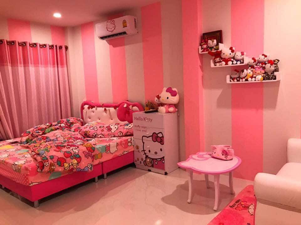 บ้านคิตตี้ทรงโมเดิร์น ชมพูทั้งหลัง