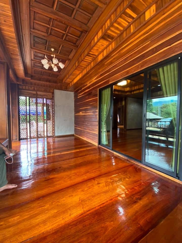 บ้านไม้ผสมปูนเปลือย พื้นที่ใช้สอย 121ตรม จ้างในงบหนึ่งแสนบาทต้นๆ