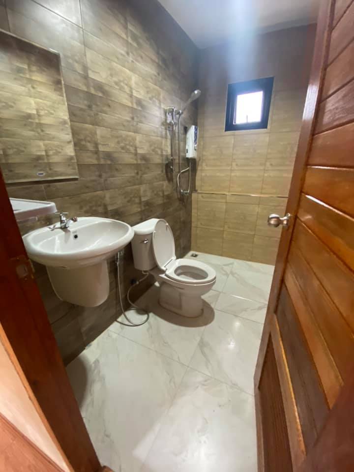 บ้านไม้ผสมปูนเปลือย พื้นที่ใช้สอย 121ตรม จ้างในงบหนึ่งแสนบาทต้นๆ