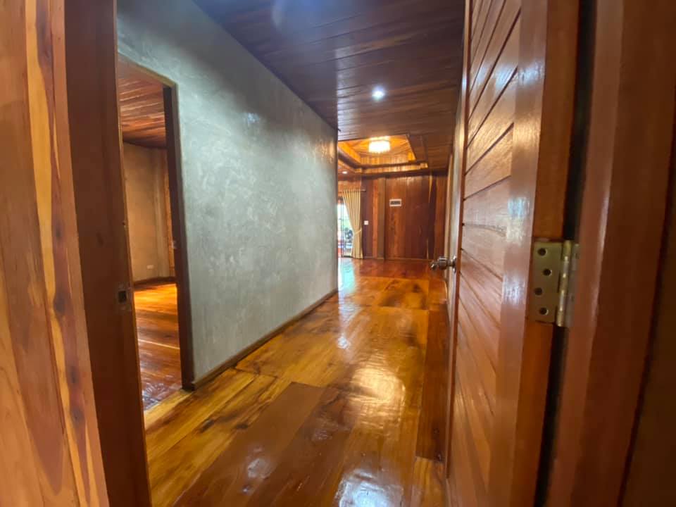 บ้านไม้ผสมปูนเปลือย พื้นที่ใช้สอย 121ตรม จ้างในงบหนึ่งแสนบาทต้นๆ