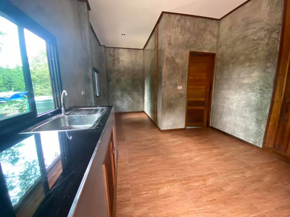 บ้านไม้ผสมปูนเปลือย พื้นที่ใช้สอย 121ตรม จ้างในงบหนึ่งแสนบาทต้นๆ