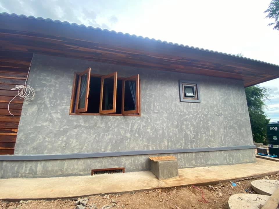 บ้านไม้ผสมปูนเปลือย พื้นที่ใช้สอย 121ตรม จ้างในงบหนึ่งแสนบาทต้นๆ