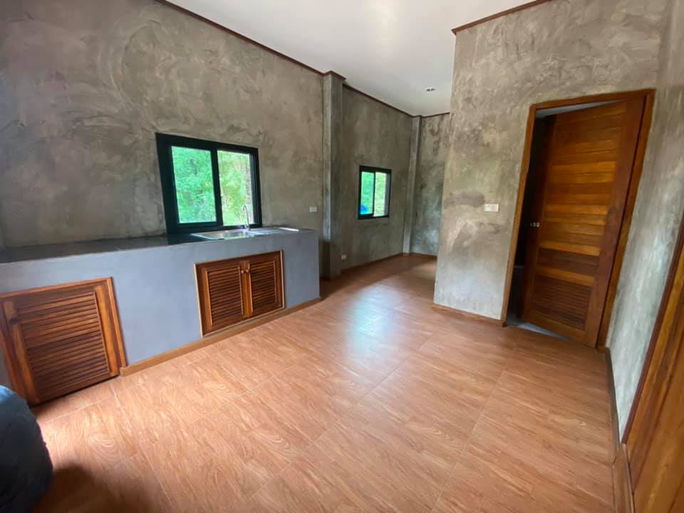 บ้านไม้ผสมปูนเปลือย พื้นที่ใช้สอย 121ตรม จ้างในงบหนึ่งแสนบาทต้นๆ