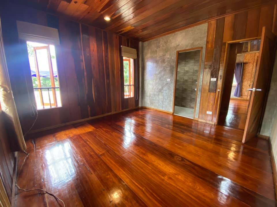 บ้านไม้ผสมปูนเปลือย พื้นที่ใช้สอย 121ตรม จ้างในงบหนึ่งแสนบาทต้นๆ