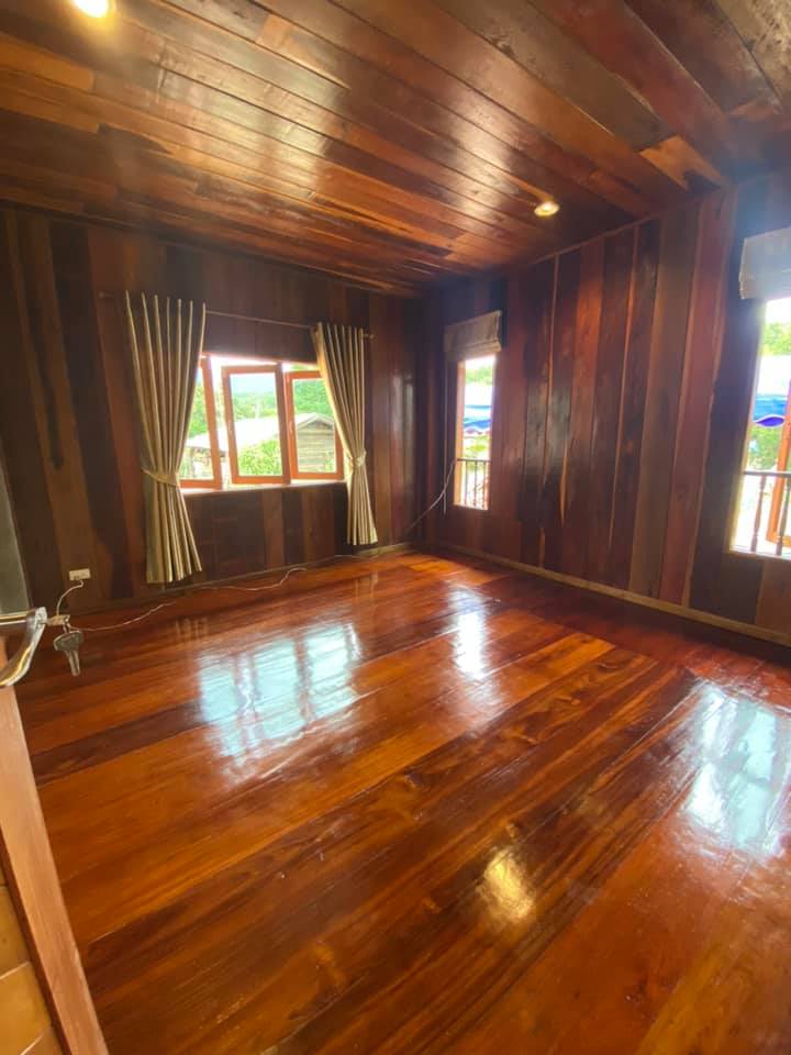 บ้านไม้ผสมปูนเปลือย พื้นที่ใช้สอย 121ตรม จ้างในงบหนึ่งแสนบาทต้นๆ