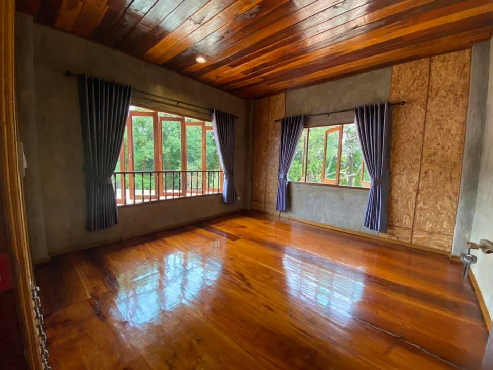 บ้านไม้ผสมปูนเปลือย พื้นที่ใช้สอย 121ตรม จ้างในงบหนึ่งแสนบาทต้นๆ