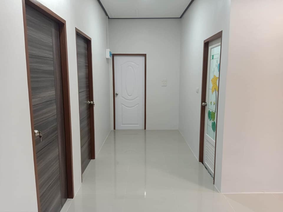 บ้านสไตล์โมเดิร์นพื้นที่ใช้สอย 83 ตารางเมตร  3 ห้องนอน 1ห้องน้ำ 1ห้องโถง 1 ระเบียงหน้าบ้าน บันได 3 ขั้น