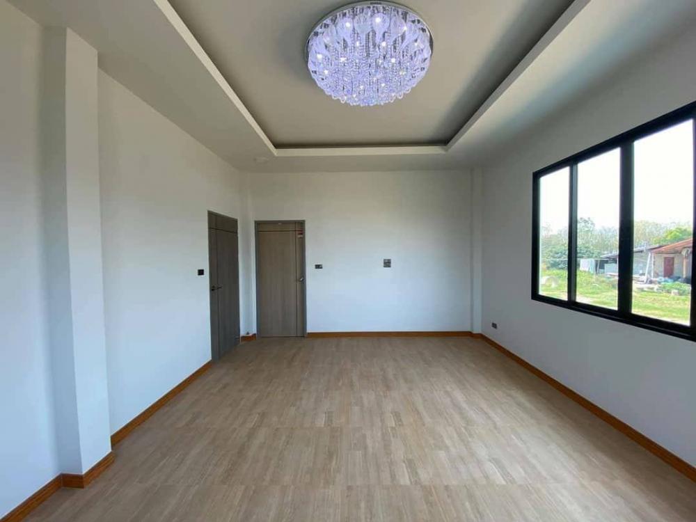 บ้านโมเดิร์น  สีและแบบหรู พื้นที่ใช้สอย 230 ตรม. งบประมาณ 2.5 ล้านบาท