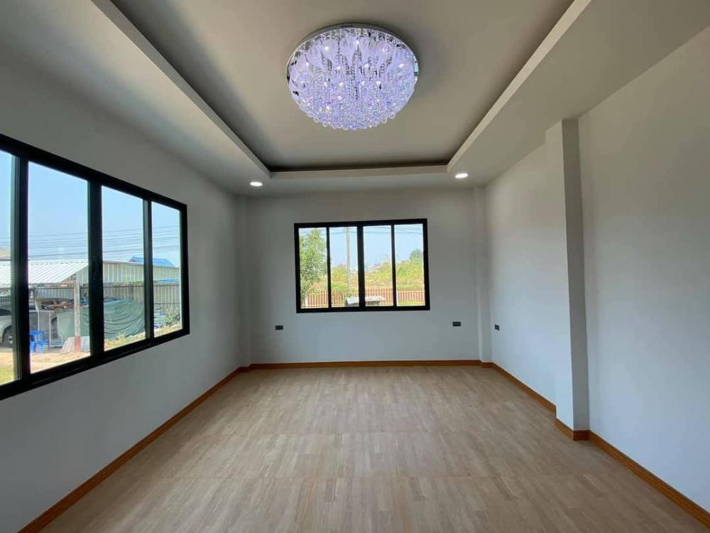 บ้านโมเดิร์น  สีและแบบหรู พื้นที่ใช้สอย 230 ตรม. งบประมาณ 2.5 ล้านบาท