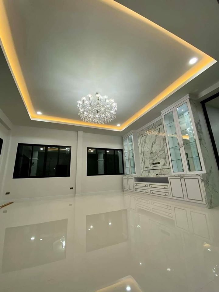 บ้านโมเดิร์น  สีและแบบหรู พื้นที่ใช้สอย 230 ตรม. งบประมาณ 2.5 ล้านบาท