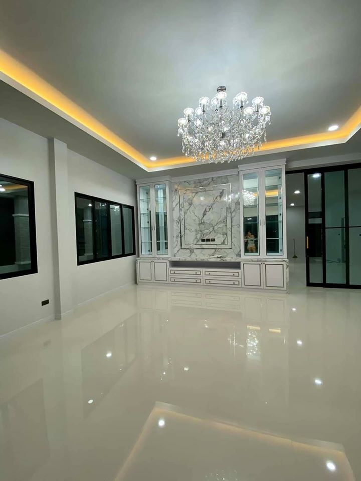 บ้านโมเดิร์น  สีและแบบหรู พื้นที่ใช้สอย 230 ตรม. งบประมาณ 2.5 ล้านบาท