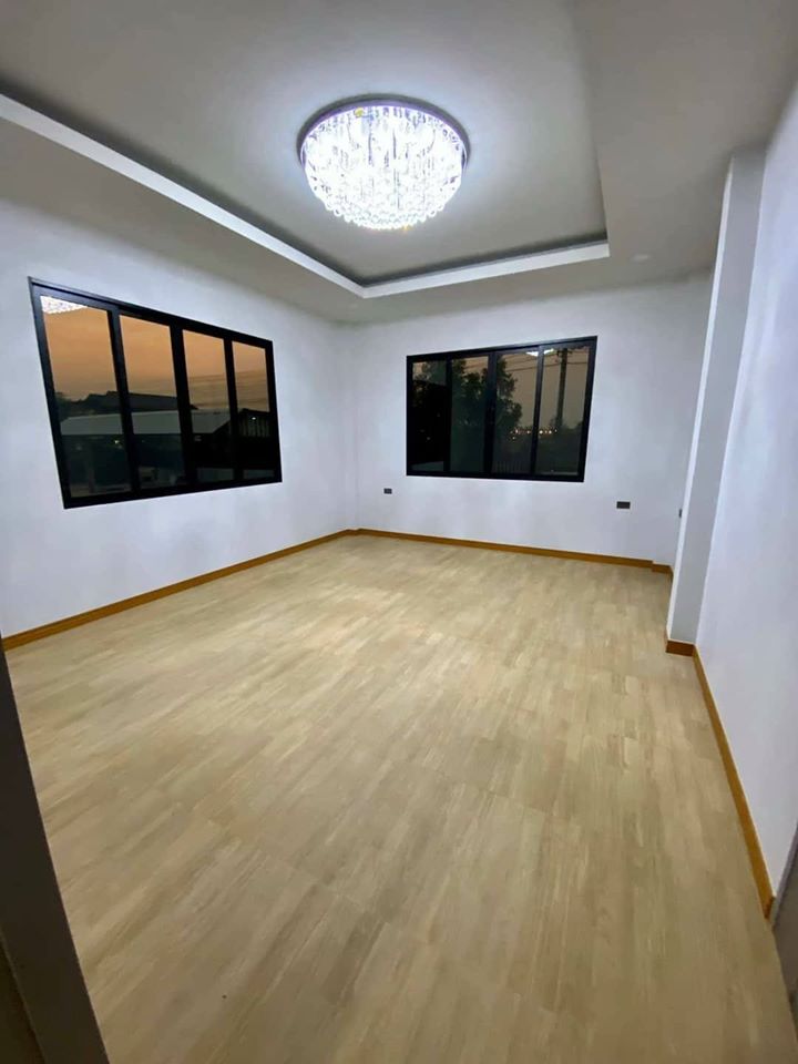 บ้านโมเดิร์น  สีและแบบหรู พื้นที่ใช้สอย 230 ตรม. งบประมาณ 2.5 ล้านบาท