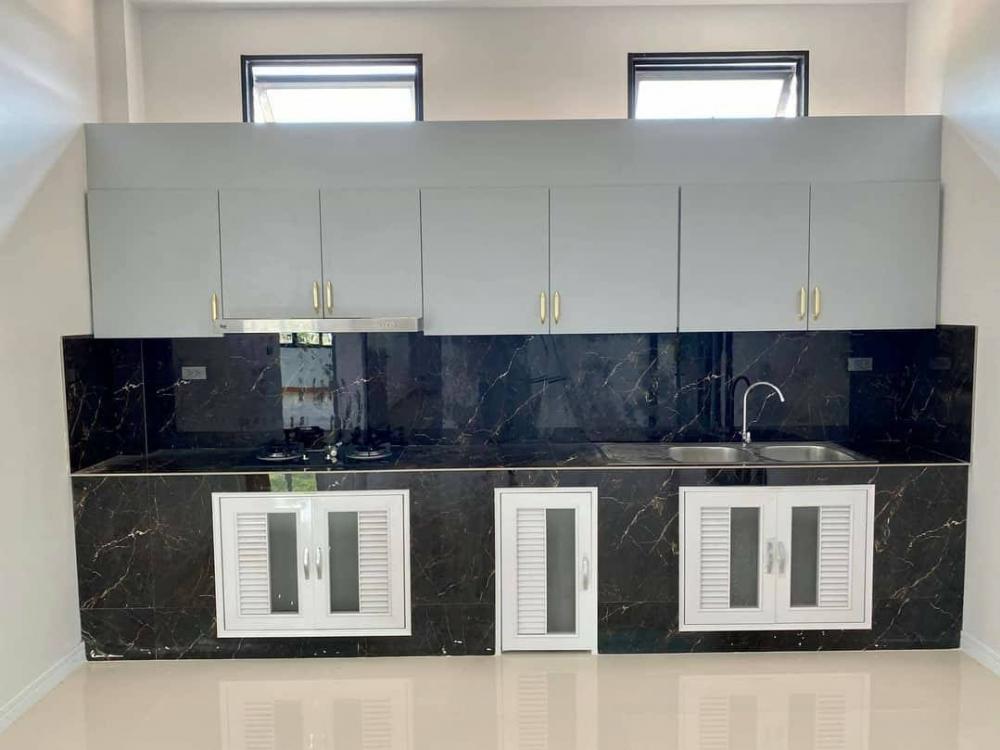 บ้านโมเดิร์น  สีและแบบหรู พื้นที่ใช้สอย 230 ตรม. งบประมาณ 2.5 ล้านบาท