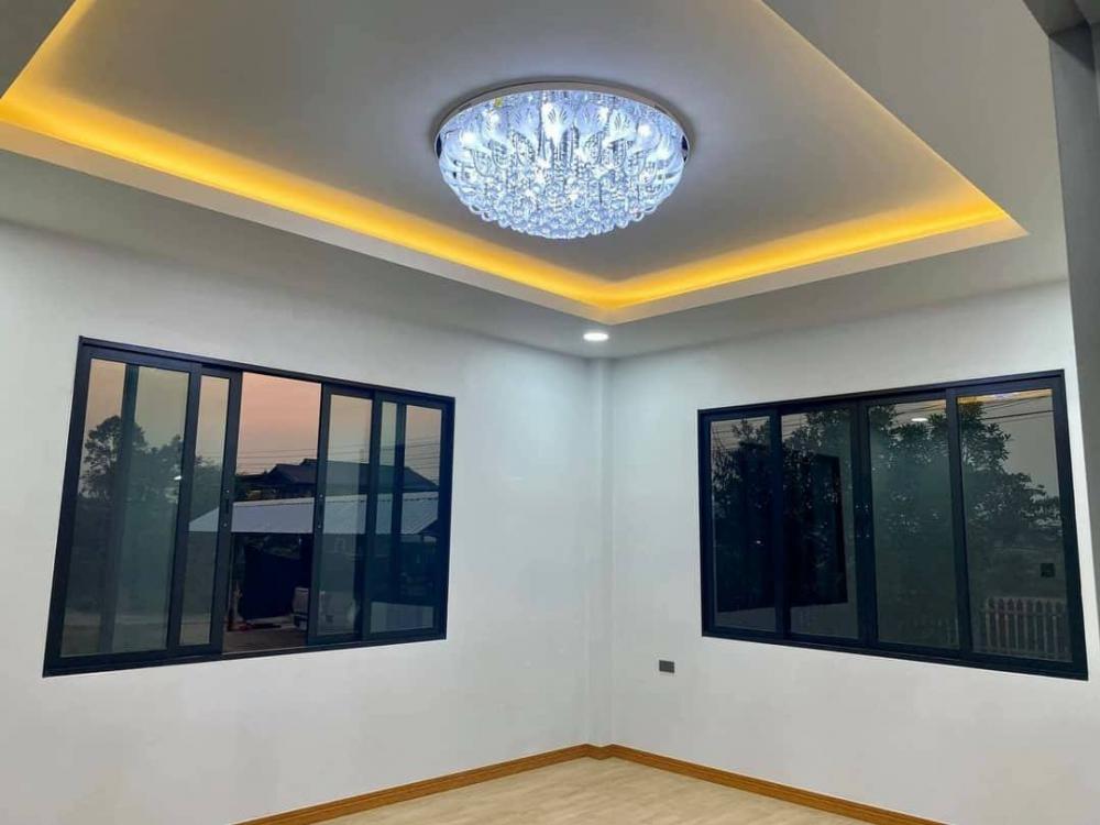 บ้านโมเดิร์น  สีและแบบหรู พื้นที่ใช้สอย 230 ตรม. งบประมาณ 2.5 ล้านบาท