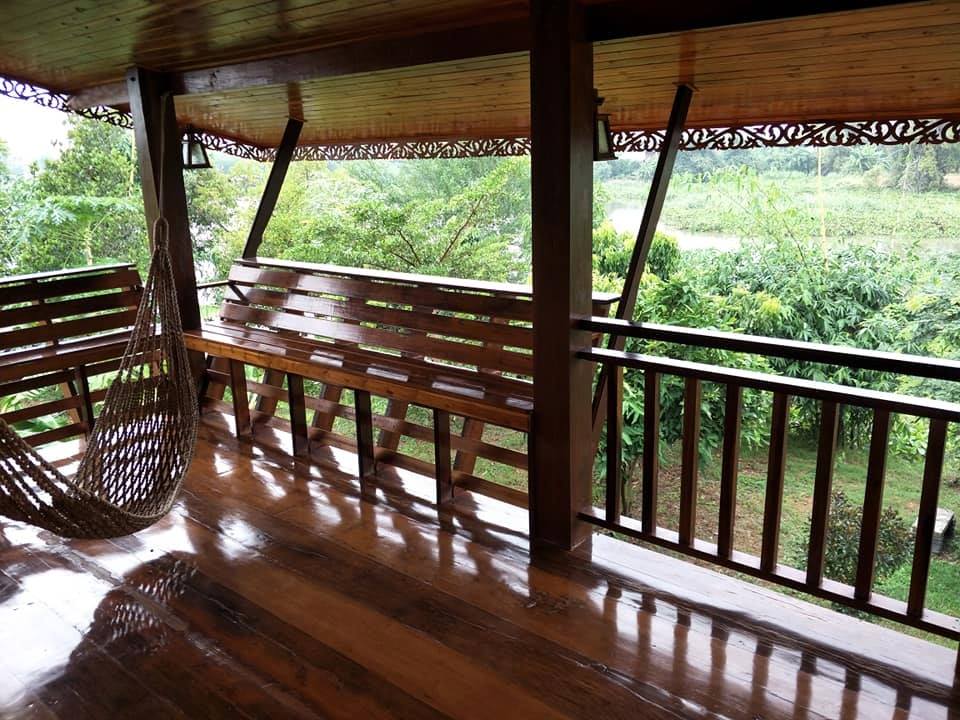 บ้าน 2 ชั้น ครึ่งปูนครึ่งไม้ แบบชนบท ในแบบความเป็นไทย