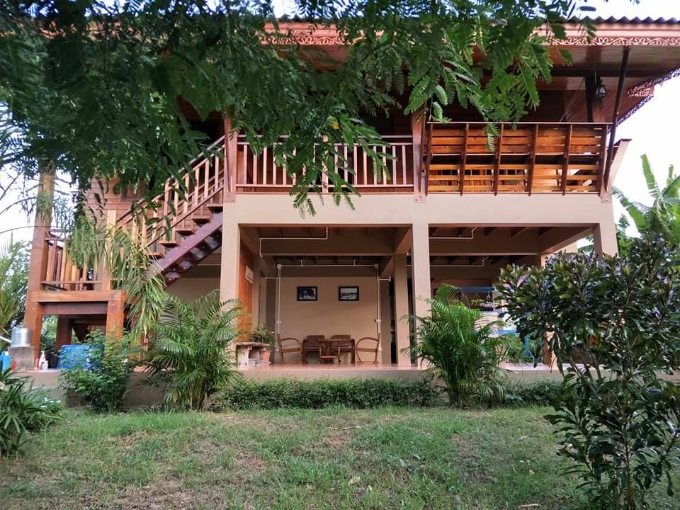 บ้าน 2 ชั้น ครึ่งปูนครึ่งไม้ แบบชนบท ในแบบความเป็นไทย