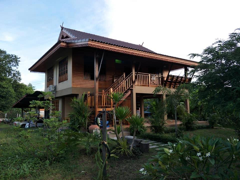 บ้าน 2 ชั้น ครึ่งปูนครึ่งไม้ แบบชนบท ในแบบความเป็นไทย