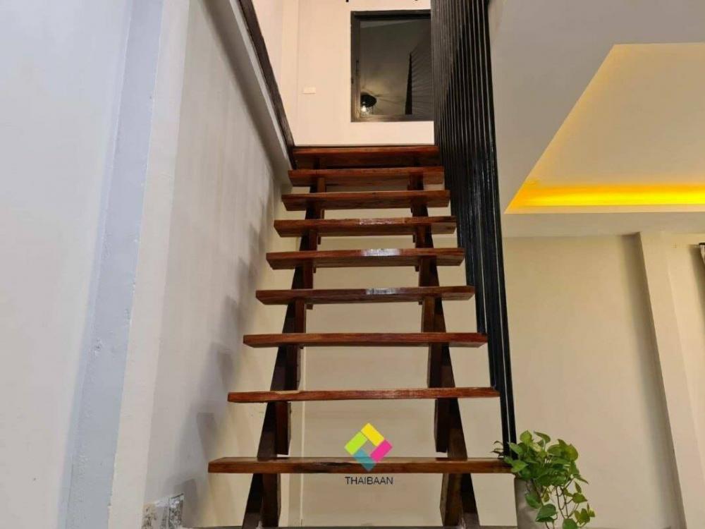 รีโนเวทบ้านครึ่งไม้ครึ่งปูนเก่าเป็นบ้านสองชั้นสไตล์โมเดิร์น