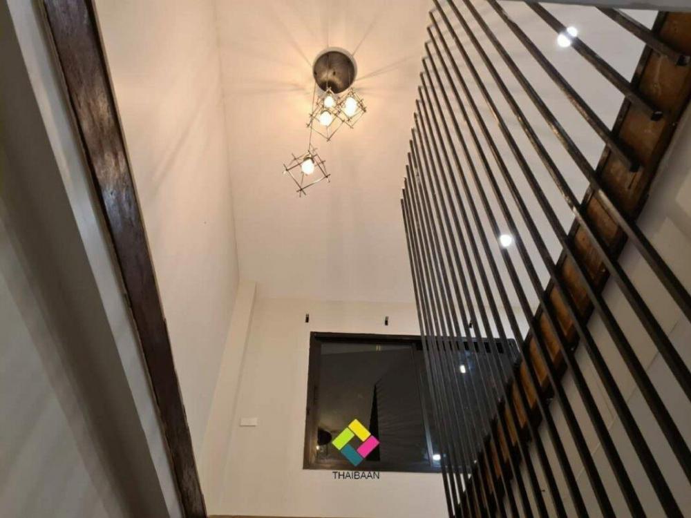 รีโนเวทบ้านครึ่งไม้ครึ่งปูนเก่าเป็นบ้านสองชั้นสไตล์โมเดิร์น