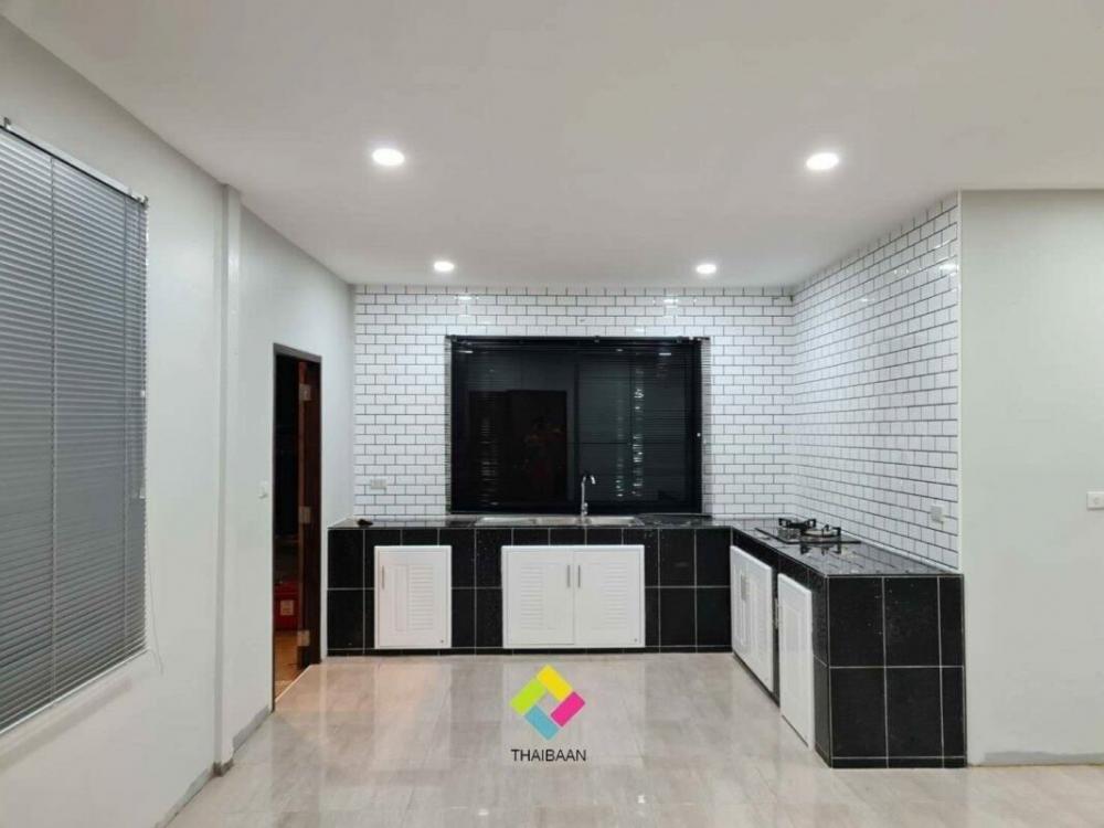 รีโนเวทบ้านครึ่งไม้ครึ่งปูนเก่าเป็นบ้านสองชั้นสไตล์โมเดิร์น