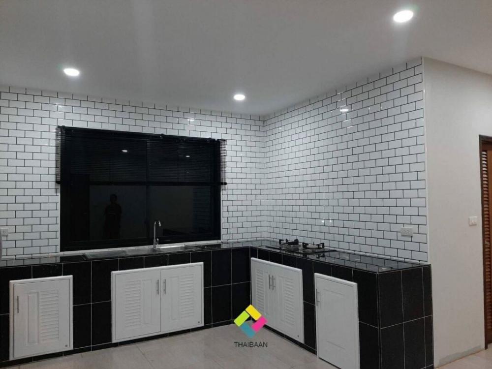 รีโนเวทบ้านครึ่งไม้ครึ่งปูนเก่าเป็นบ้านสองชั้นสไตล์โมเดิร์น