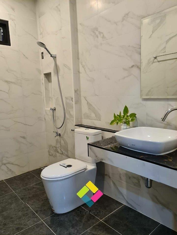 รีโนเวทบ้านครึ่งไม้ครึ่งปูนเก่าเป็นบ้านสองชั้นสไตล์โมเดิร์น