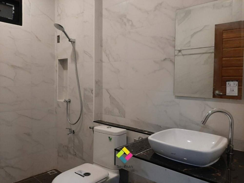 รีโนเวทบ้านครึ่งไม้ครึ่งปูนเก่าเป็นบ้านสองชั้นสไตล์โมเดิร์น