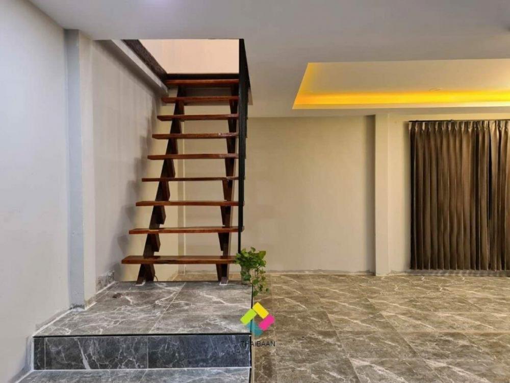 รีโนเวทบ้านครึ่งไม้ครึ่งปูนเก่าเป็นบ้านสองชั้นสไตล์โมเดิร์น