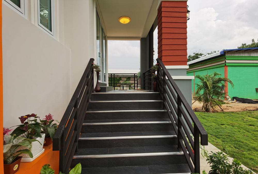 บ้านพักอาศัย ชั้นครึ่ง แนวโมเดิร์นทรอปิคอล